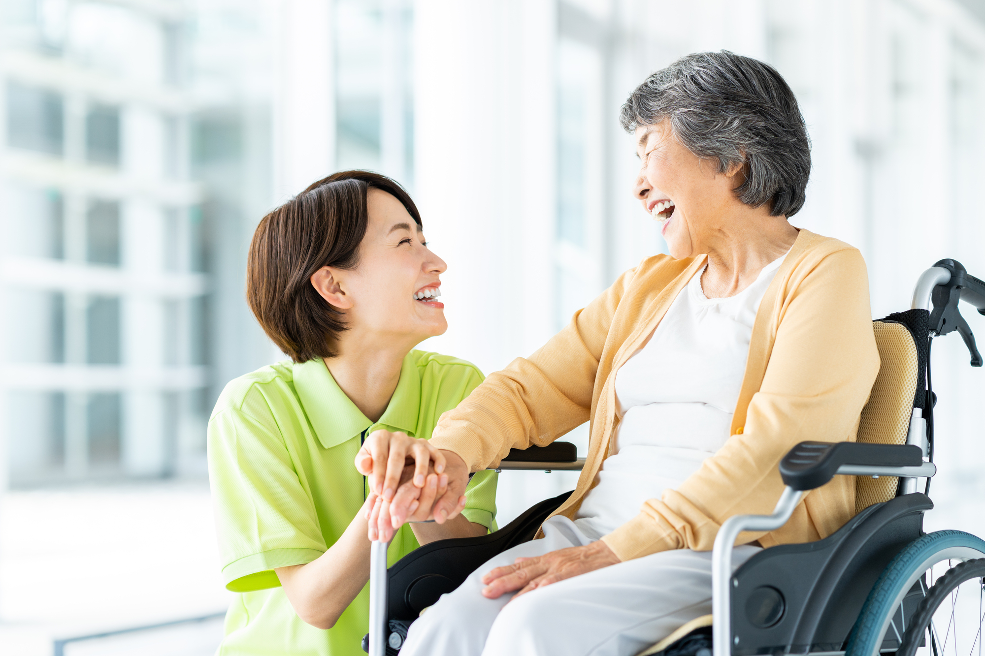 ご自宅で訪問看護を受ける利用者様と看護師