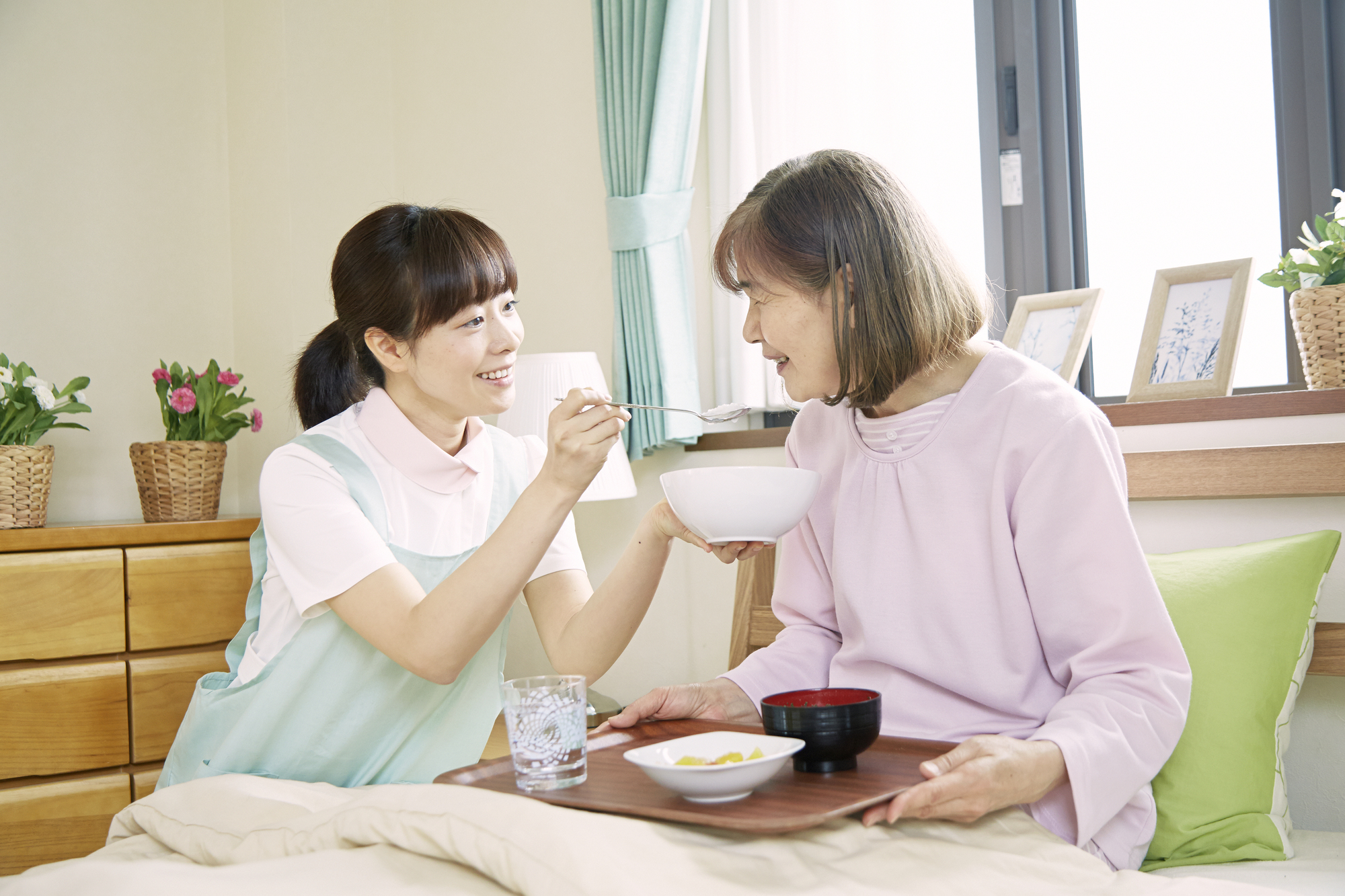 健康状態を確認する訪問看護師
